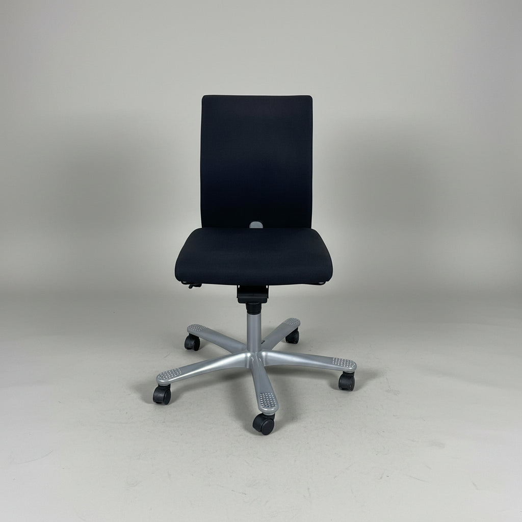 HÅG H04 Credo kontorstol i sort og blå polster set forfra med ergonomisk design og gråt stel.